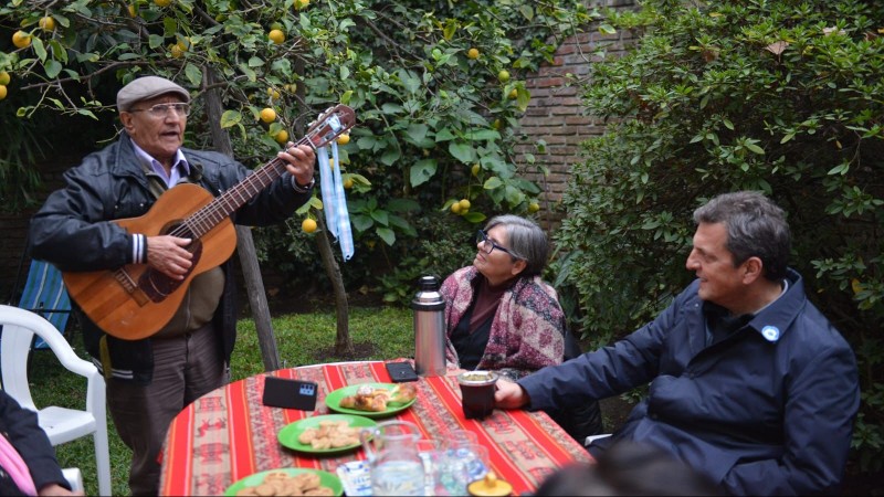 Massa compartió una tarde con adultos mayores en Vicente López como parte de su campaña de cercanía